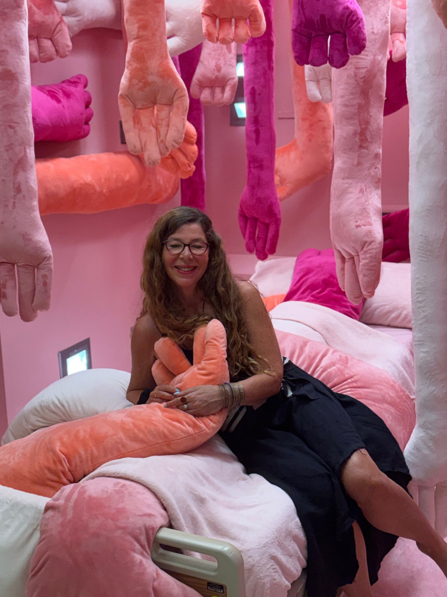 Nathalie Auzépy embracing BIG HUG sculptures