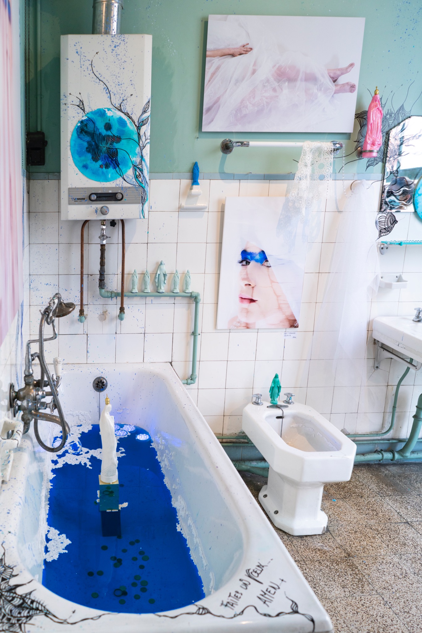 BLUE MADONNA full bathroom scenography