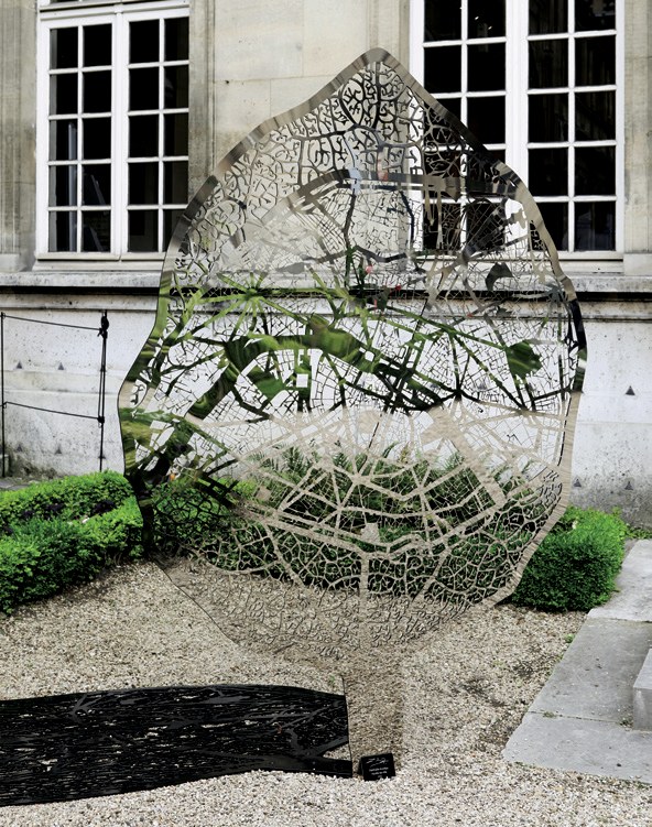 Shadow cast by Feuille de Ville Paris