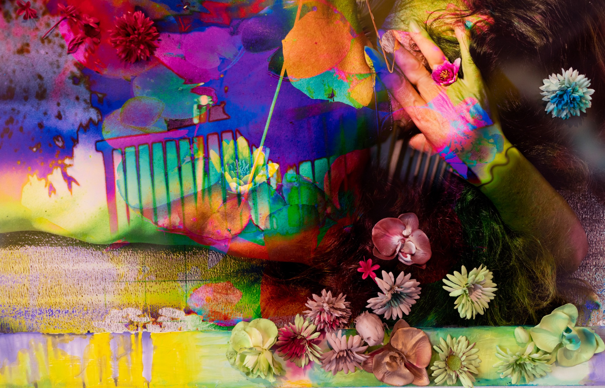 FLOWER BOMB detail with body, colour and flowers
