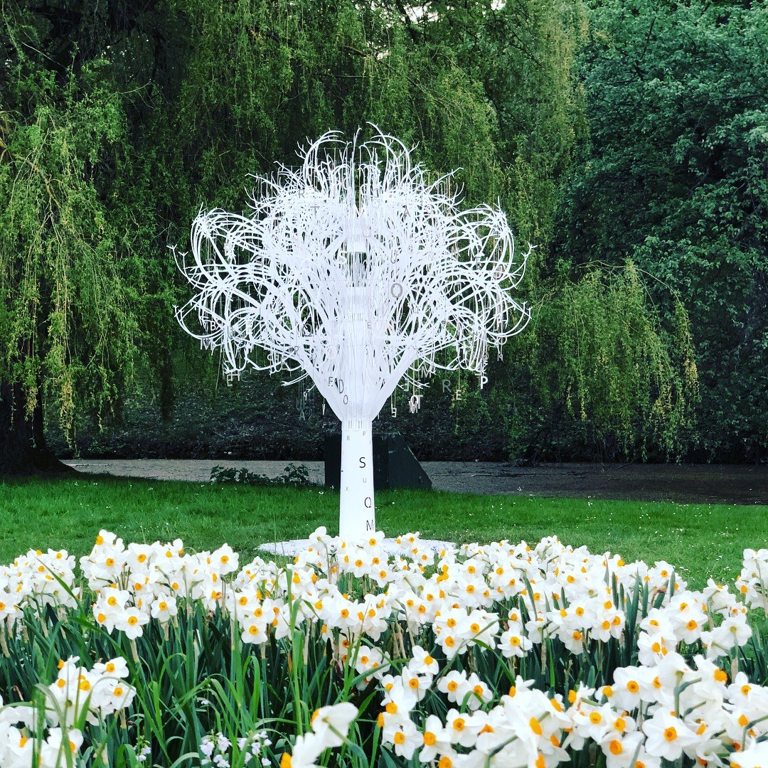 L’Arbre à l’Être in a garden landscape
