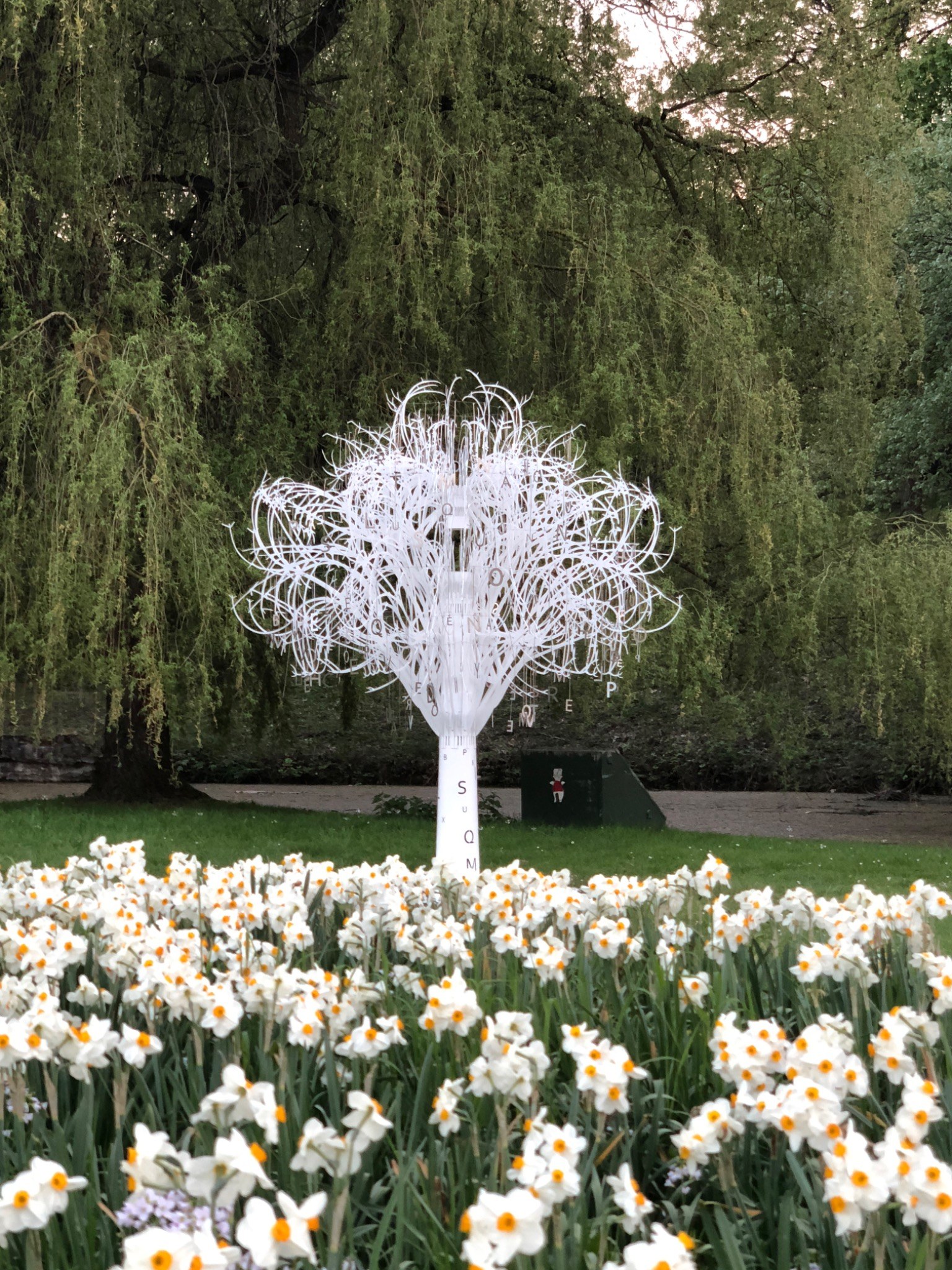 L’Arbre à l’Être among flowers and trees