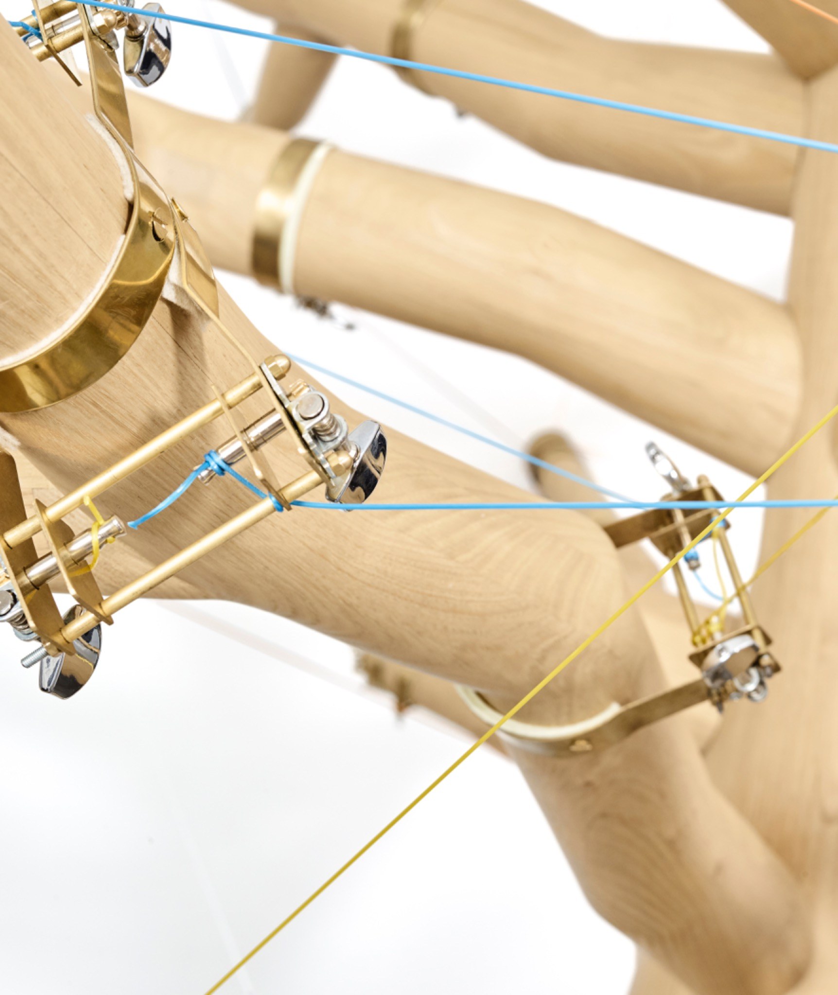Brass mechanics and strings on L’Arbre de Vie
